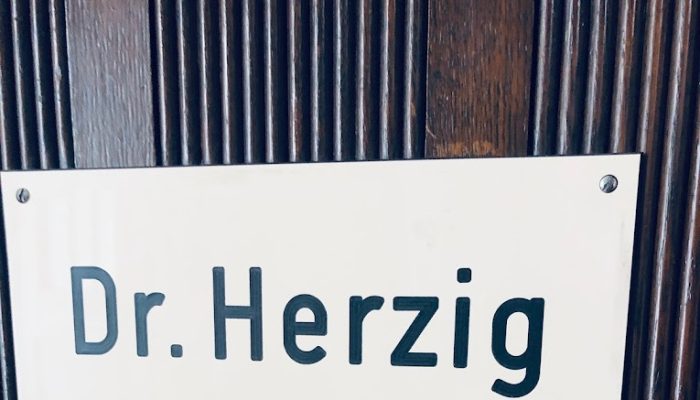 Praxis Dr. Herzig, Eingang
